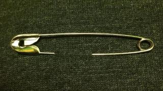 ما سبب ارتداء الأمريكان لمشبك !